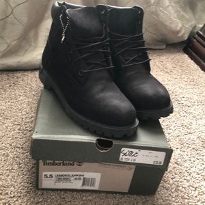 Black Timberlands Juniors Size 5 1/2